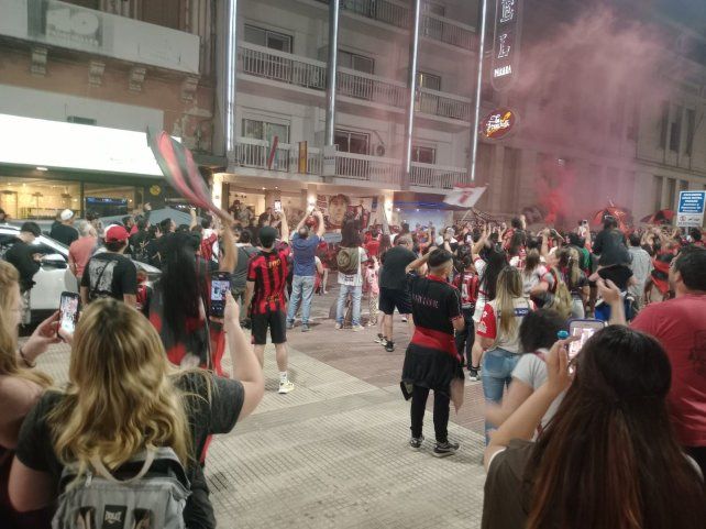 La hinchada se hizo presente en el hotel en que concentra Patronato.