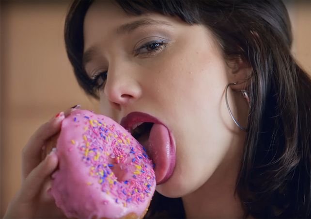 La joven actriz y cantante se muestra sensual en el nuevo clip de Miranda!