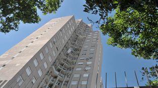 Arrojó 14 matafuegos desde un piso 18: está prófugo