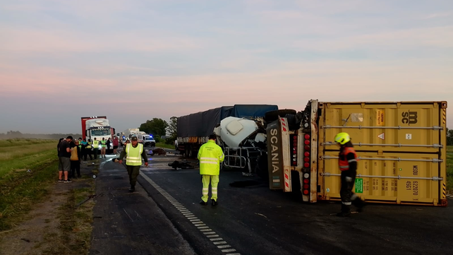 Choque de camiones y vuelco en Baradero. Personal de auxilio trabaja en el lugar