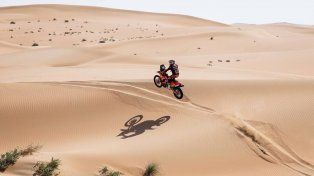 A la cima. Kevin Benavides tuvo otra buena etapa con su KTM &nbsp;y aprovechó la caída de Toby Price para subirse a la punta.
