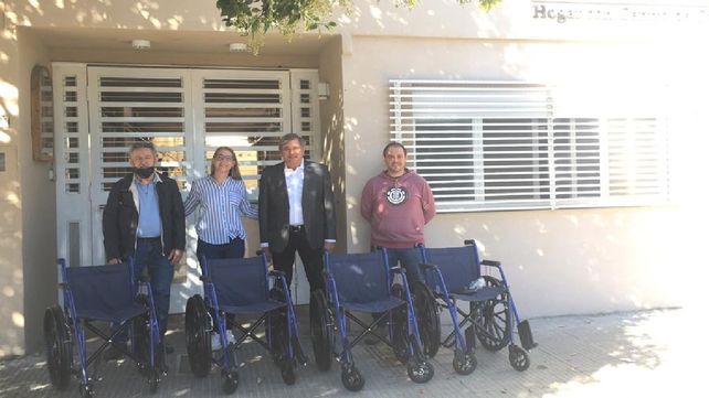 La asociación que reúne a los concesionarios de autos (Acara) donó cuatro sillas de ruedas ortopédicas al Hogarcito Don Orione.