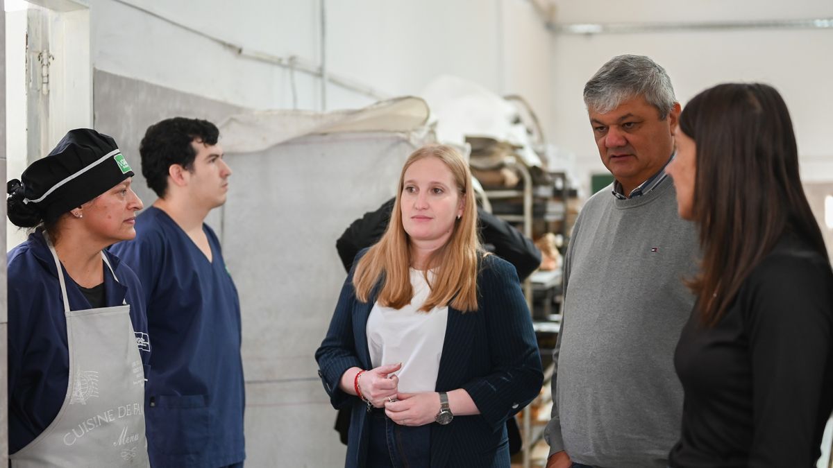 Recorrida de funcionarios locales y de la provincia por unidades productivas de Villa Gobernador Gálvez