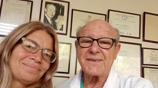 Casi 50 años después, se reencontró con el médico que le salvó la vida