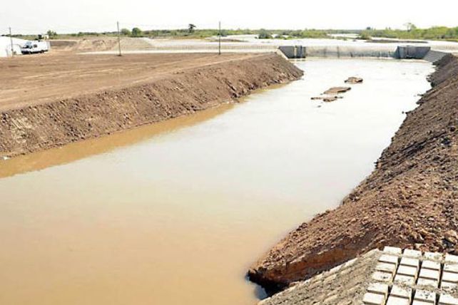 Santiago firmó un acuerdo para quitar el terraplén y liberar agua