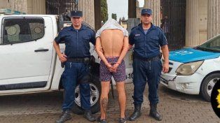 Un hombre fue sorprendido por la policía cuando robaba la ornamentaciones de nichos y lápidas del cementerio de Concordia.
