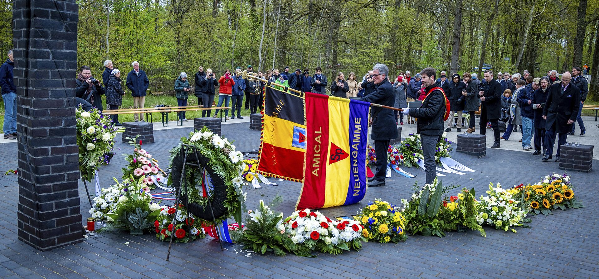 Sobrevivientes de Francia, Bélgica, Alemania, Polonia, Canadá, los Países Bajos y los EE. UU., representantes de la iglesia y políticos conmemoran a las víctimas del campamento de Wobbelin de la Segunda Guerra Mundial, en Wöbbelin, Alemania, el martes 2 de mayo de 2023. (Jens Büttner/dpa vía AP)