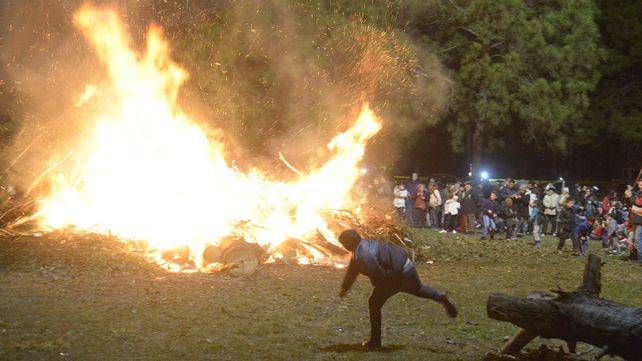 Tradicional fogata de San Pedro y San Pablo