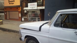 A toda velocidad destrozó el frente de un comercio y se fue