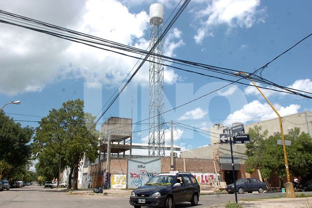 Barrio Candioti: sea una antena, o un tanque, la estructura no está habilitada