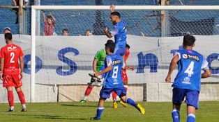 Agustín Príncipe festeja. Sobre el final convirtió el gol que le dio el triunfo a Argentino para enderezar el camino en Primera D.