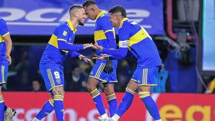 Benedetto y Rojo festejan el gol de penal para Boca.