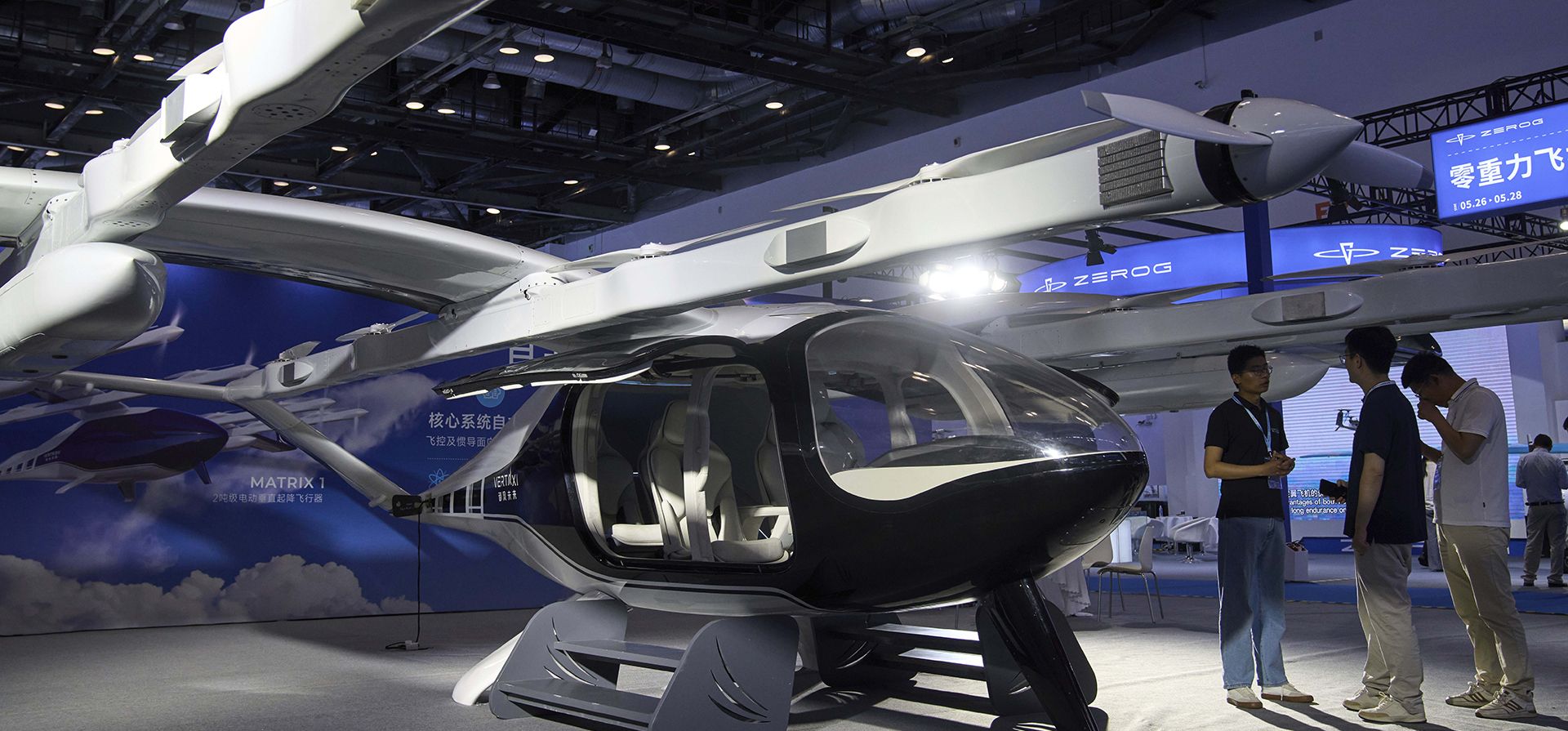 Un expositor conversa con visitantes cerca del Vertaxi Matrix 1, un prototipo eVTOL para movilidad aérea avanzada de carga y pasajeros, que se exhibe en la 3.ª Exposición de Tecnología y Educación en Aviación Civil, como parte de la promoción de la economía de baja altitud por parte de China, en Pekín, el martes 27 de mayo de 2025. (Foto AP/Andy Wong) Un expositor conversa con visitantes cerca del Vertaxi Matrix 1, un prototipo eVTOL para movilidad aérea avanzada de carga y pasajeros, que se exhibe en la 3.ª Exposición de Tecnología y Educación en Aviación Civil, como parte de la promoción de la economía de baja altitud por parte de China, en Pekín, el martes 27 de mayo de 2025. (Foto AP/Andy Wong)
