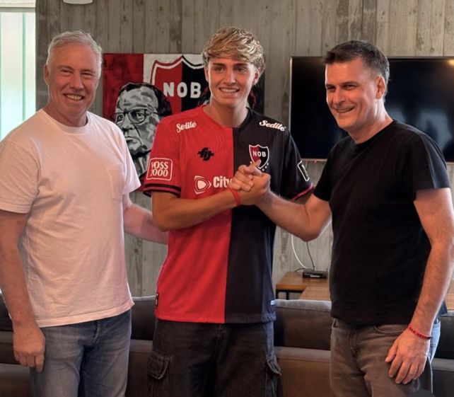 Jerónimo Gómez Mattar junto a Roberto Sensini e Ignacio Boero luego de estampar la firma en su nuevo contrato con Newells.&nbsp;