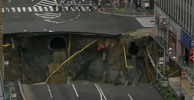 Un socavón se traga una avenida en Japón