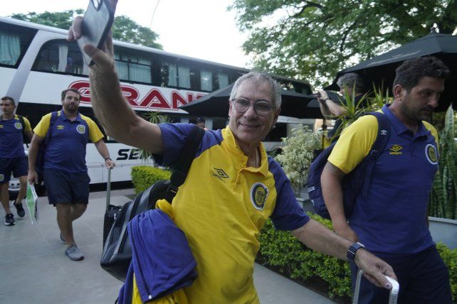 Ariel Holan arriba al hotel de la concentración auriazul en Santiago del Estero y saluda a los hinchas presentes.