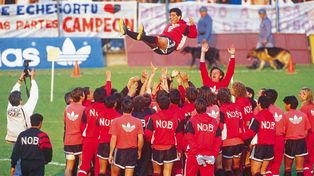 Diego sonriente es arrojado al aire por sus nuevos compañeros. Una imagen icónica para la historia de Newell’s.