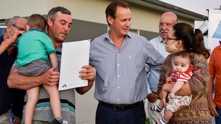 Gustavo Bordet entregó viviendas en Caseros y ratificó su compromiso de trabajo con los intendentes de todos los partidos políticos