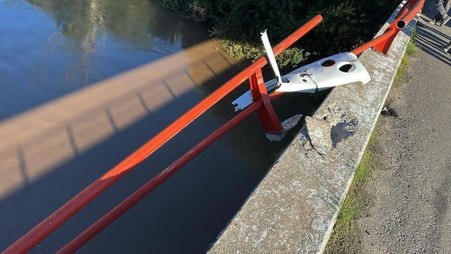Camión cayó al río Carcarañá en la autopista a Santa Fe: el chofer sobrevivió de milagro