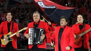 Cacho Deicas junto a Los Palmeras representando a la Argentina en Paraguay