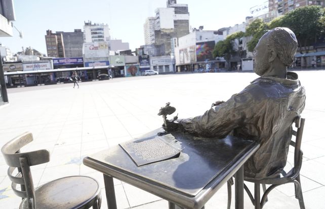 La estatua del Negro Roberto Fontanarrosa se encuentra en pleno microcentro y área comercial de Rosario.&nbsp;