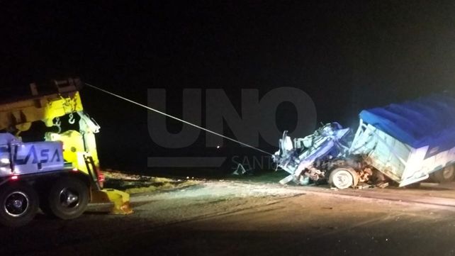 Un camionero embistió el último vagón de un tren y falleció