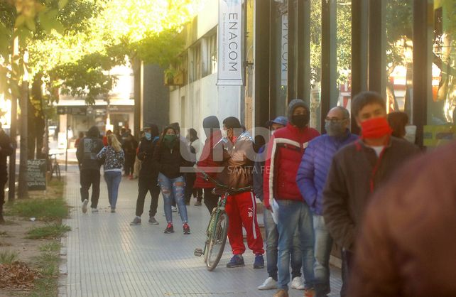 Largas colas para cobrar el Ingreso Familiar de Emergencia