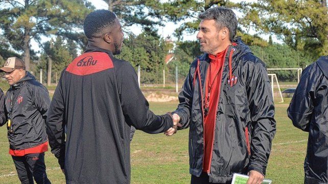 Diego Pozo saluda al Trencito Valencia en la práctica de Patronato.