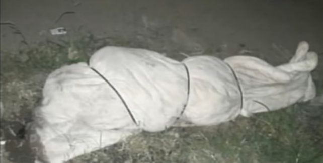 Misterio en José C. Paz: hallaron un cadáver de un hombre violado y con un naipe en la espalda