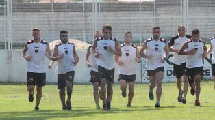El plantel se movió ayer en La Capillita dividido en dos grupos. El trabajo físico fue lo primordial.&nbsp;