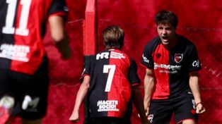 Genaro Castelli lo grita con todo. Es el segundo de Newells, en el primer tiempo, para una gran victoria en el clásico sobre Central.