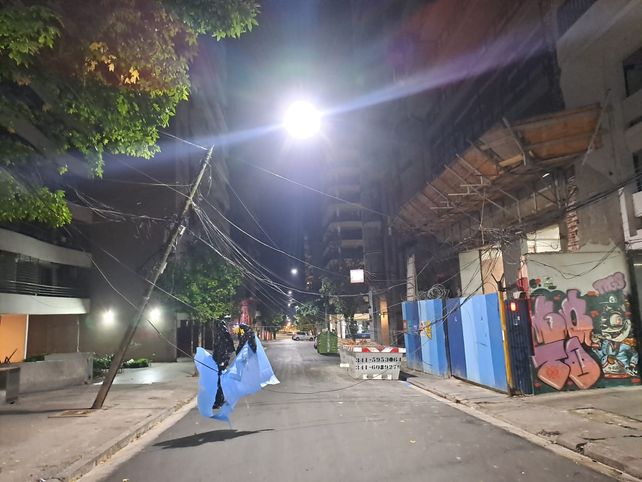 Trastorno en San Martín y Tucumán. Un camión enganchó unos cables y dejó una columna a punto de caer.&nbsp;