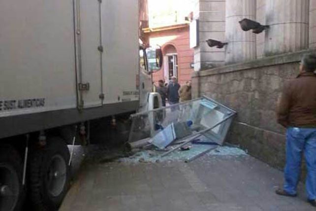 Un camión descontrolado chocó una cabina telefónica en Concepción