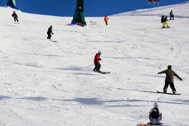 Cientos de turistas, muchos llegados de Brasil, colmaron Bariloche y su cerro Catedral