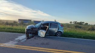 El costado izquierdo de la parte delantera del Fiat Punto muestra el fuerte impacto recibido al ser chocado por la moto