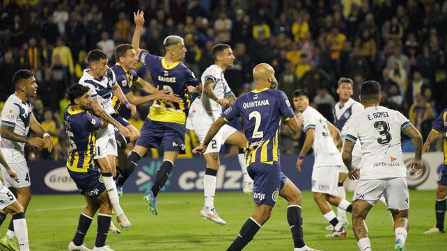 Sández ya impactó de cabeza y anota ante Vélez. El último de Central en el Gigante fue un gran partido.