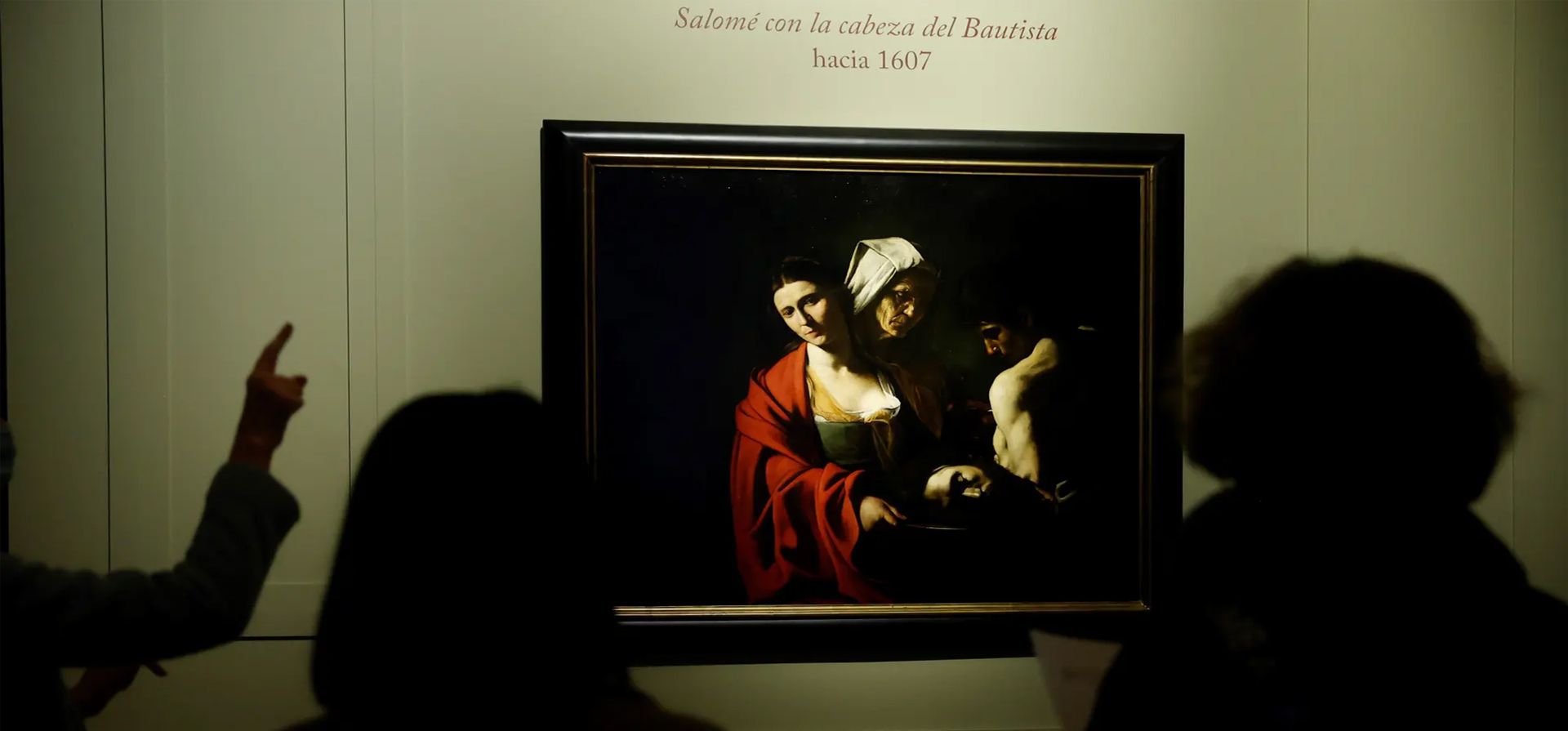 Salomé con la cabeza de Juan Bautista del pintor italiano Caravaggio durante su presentación en la Sala de Estucos del Palacio Real, Madrid, España. 