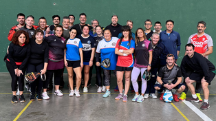 Pelotaris en el frontón del Centro Navarro de Funes, uno de los espacios de la región donde se practica la pelota paleta.
