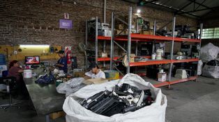 Pao, Ro y el Corre en la mesa de desmontaje del galpón ubicado en Lavalle al 3500.&nbsp;