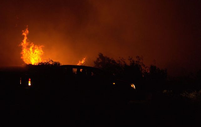 Imparable. El fuego afectó un frente de unos 20 kilómetros y dejó sin electricidad ni agua a una extensa zona.