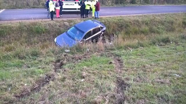 Una mujer está grave tras volcar el auto en el que viajaba