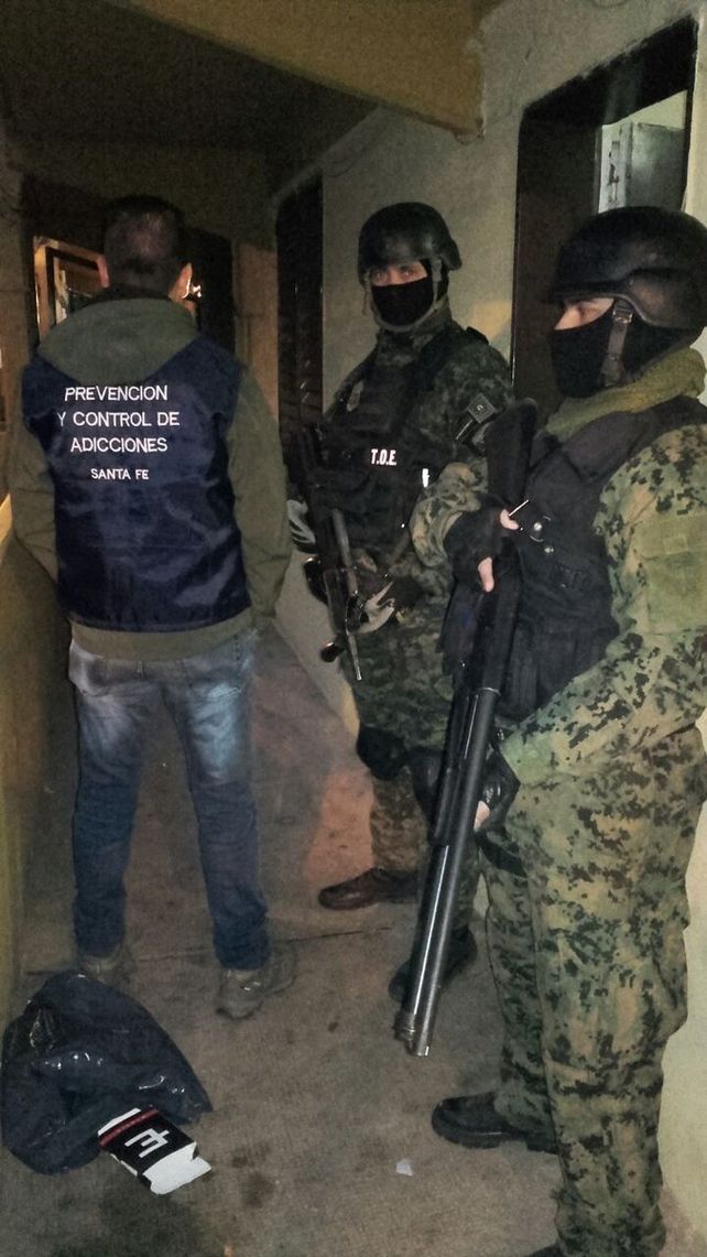Efectivos de Drogas custodian uno de los inmuebles allanados esta mañana