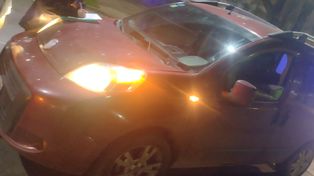 Uno de los vidrios de la Fiat Qubo quedó quebrado por un golpe.