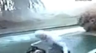 Por apenas dos segundos, un hombre se salvó de caer fulminado por un rayo
