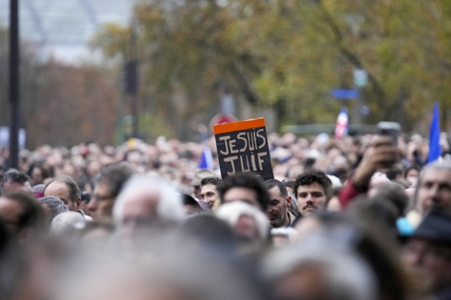 El domingo 12 de noviembre, 105 mil parisinos salieron a repudiar la ola de antisemitismo que sufre el país.