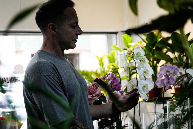 Federico empezó a importar flores de Colombia y Ecuador. Llegan en una semana.