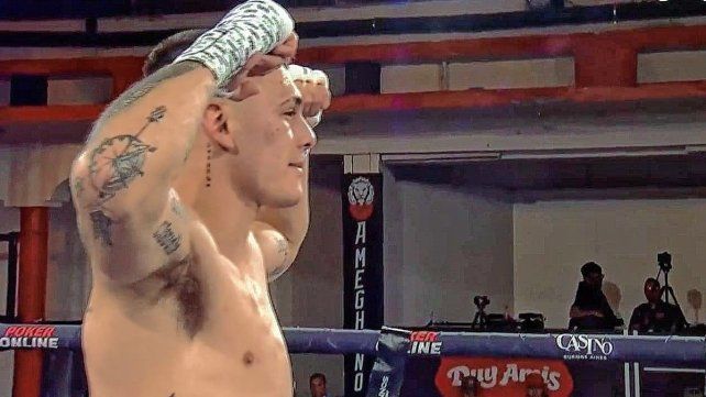 El santafesino Alan Crenz superó por KOT en el primer asalto al bonaerense Villafañe.