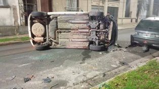Conductor maniobró para evitar a un perro y terminó impactando contra un auto estacionado