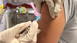 Recomiendan que quienes ya tuvieron coronavirus también se vacunen