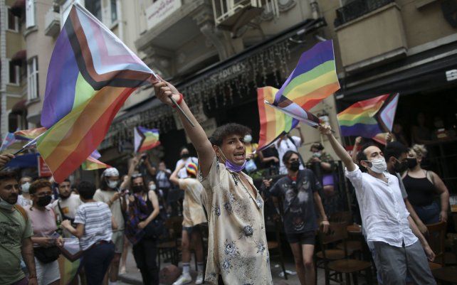 Manifestantes corean consignas durante un evento de orgullo en el centro de Estambul. La policía utilizó gases lacrimógenos para dispersar a las multitudes y detuvo a decenas de activistas LGTBI mientras cientos desafiaban la prohibición de organizar un evento de orgullo gay.